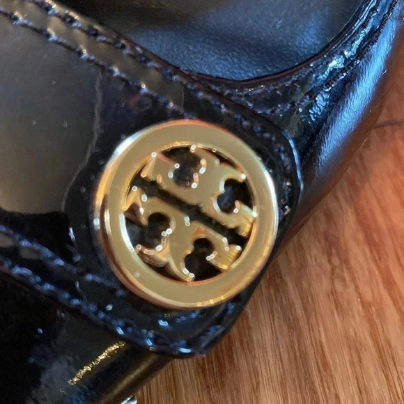 Tory Burch - black leather round toe chunky heel - gold accents size 7 - Picture 4 of 10